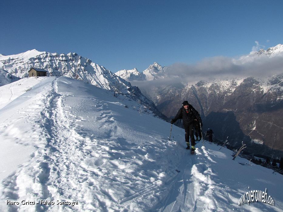 29 Scialpinisti salgono da Lizzola.jpg